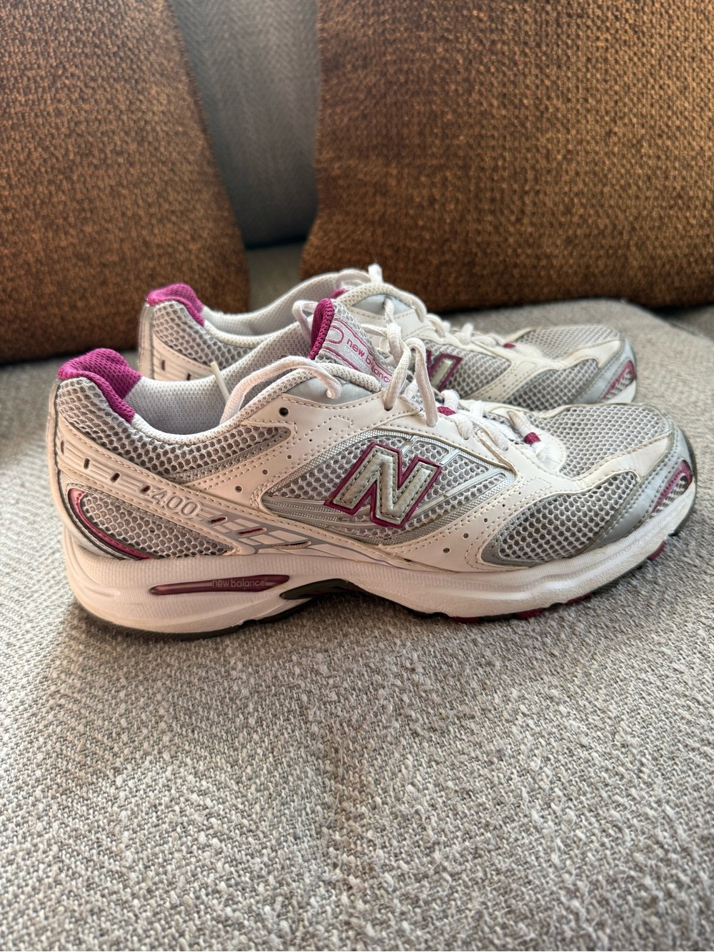 New Balance 400 Women's White & Pink Walking Sneakers